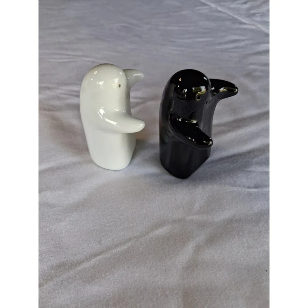 Verdici design hugging ghosts